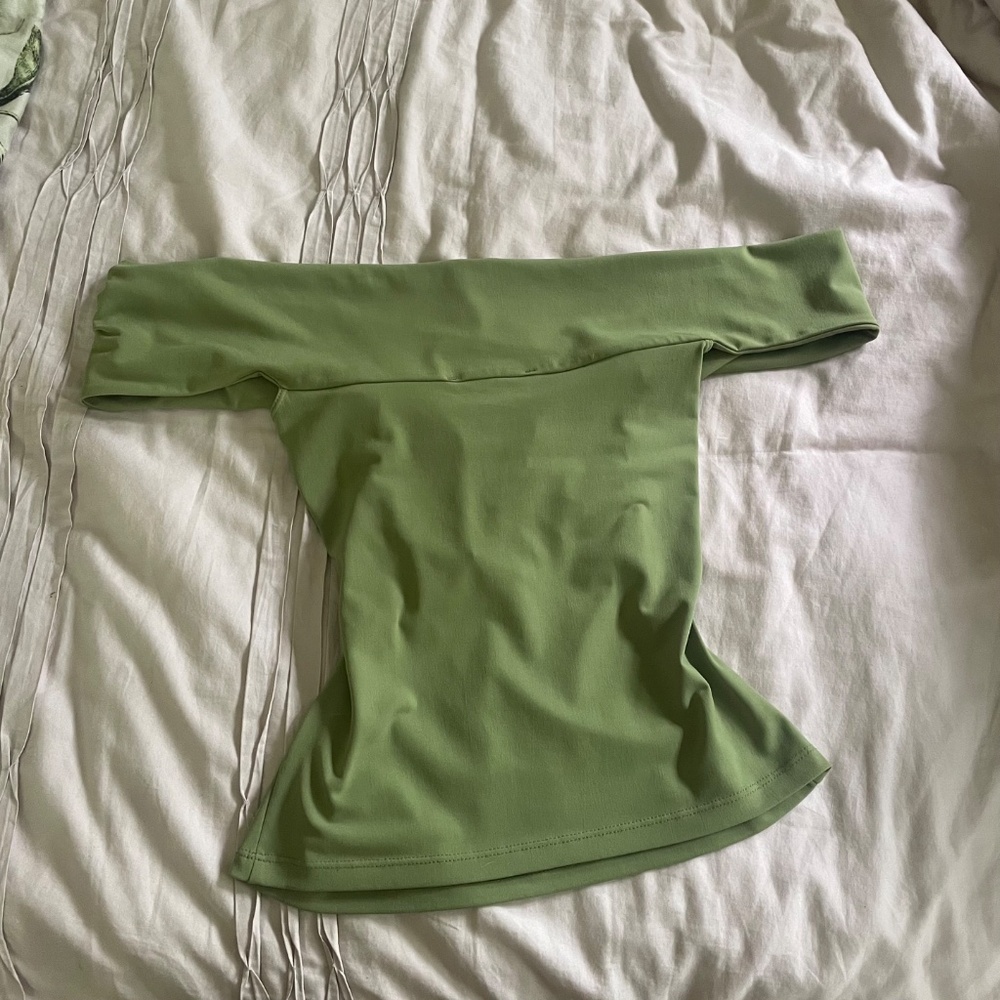 Green off the shoulder Y2K top - Picture 3 of 5